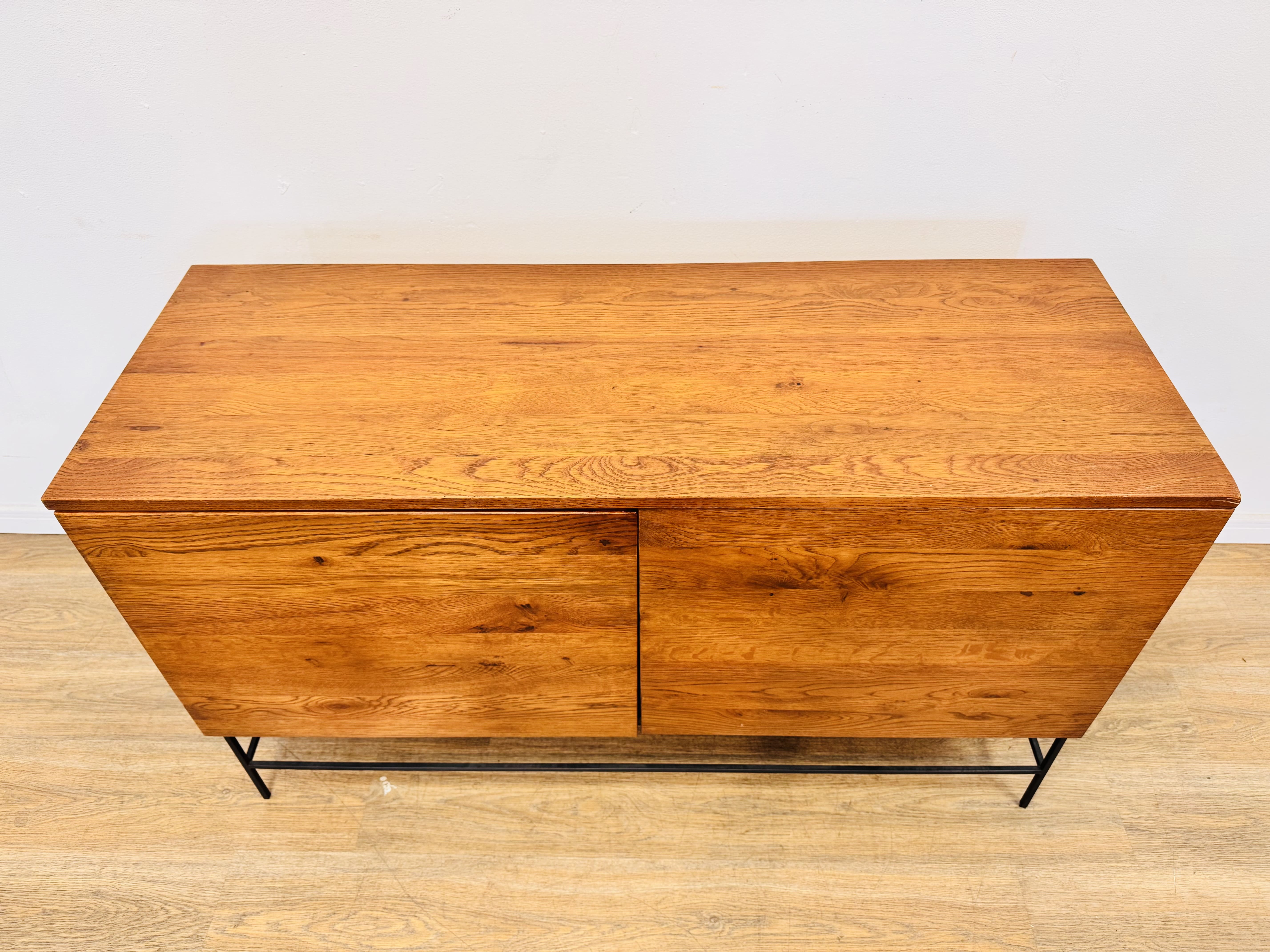 Lote #154 - Aparador/ Rack en madera maciza con patas de hierro, dos puertas - 125x45x75cm - SIN USO, de importante mueblería - Imagen 3