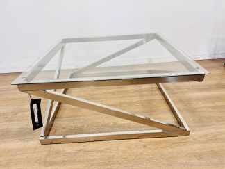 Lote #157 - Mesa central de sala diseñada por la marca Ashley Colyn de estuctura de niquel cepillado y tablero de vidrio - 90x90x40cm - SIN USO, de importante mueblería