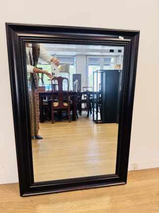 Lote #161 - Espejo de pared con cristal biselado y marco de plástico símil madera - 77x109cm