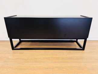 Lote #163 - Rack de melamínico con patas de hierro, una puerta - 120x35x52cm - SIN USO, de importante mueblería