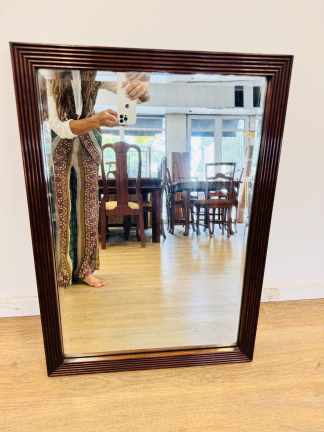 Lote #165 - Espejo de pared con cristal biselado y marco de cedro - tiene algo de humedad en el azogue - 58x82cm