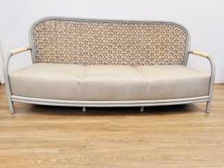 Lote #167 - Sofá de tres cuerpos en rattan con asiento tapizado - 212x67x94cm - SIN USO - de importante mueblería