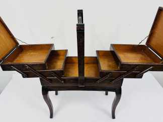 Lote #003 - Costurero de pie francés en madera con tres niveles - 50x26x75cm