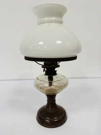 Lote #009 - Lámpara antigua de aceite con quemador metálico y pantalla opalinada - 37cm