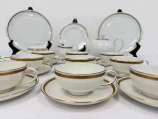 Lote #011 - Juego de té Bavaria, de origen alemán, 42 piezas - una con cascadura en un borde