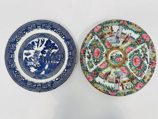 Lote #012 - Un plato Willow inglés y plato japonés pitado a mano - 25,5cm