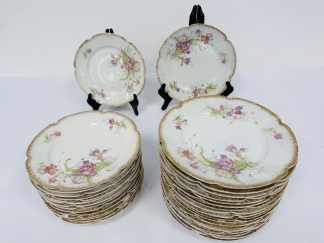 Lote #013 - 35 Platos Limoges - 19 platos llanos, 8 con cascadura en borde y 16 platos de postre, 7 con cascadura en borde