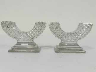 Lote #016 - Dos candelabros de cristal hialino - 16x11,5cm