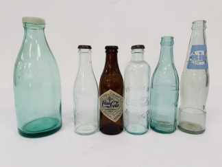 Lote #020 - Botella de leche Conaprole, en vidrio, 1 litro de capacidad más tres botellas coleccionables de Coca-Cola, una botella de Limol y una de Sip