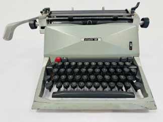 Lote #021 - Máquina de escribir Olivetti 82, origen italiano - 46x38x27cm
