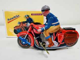 Lote #037 - Moto de chapa a cuerda en su caja original - 13x10cm