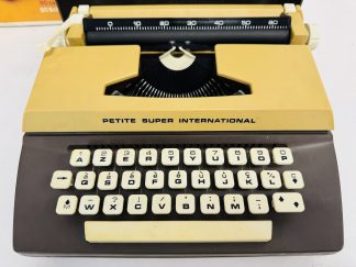 Lote #039 - Máquina de escribir de juguete Petite Byron Jardine Ltda - origen Reino Unido, año 1970 - en su caja original - 30x28x11cm