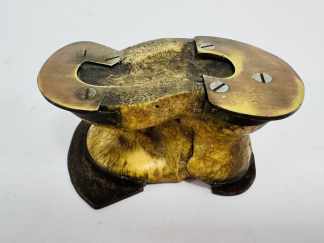Lote #042 - Taba El Campechano con herraduras de bronce - 10x5cm