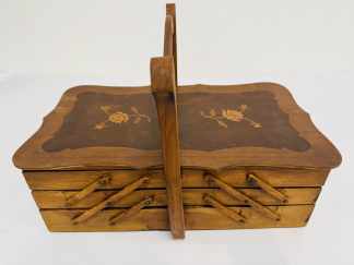 Lote #059 - Costurero de mesa de tres niveles en cedro con marqueterie y artículos para costura - 46x32cm