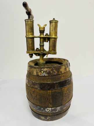 Lote #063 - Barril con bomba de Cervecería Montevideo en madera y bronce - 68cm