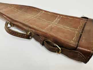 Lote #069 - Estuche de escopeta en suela - 79x20cm