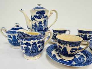 Lote #072 - Juego de café Willow japonés de porcelana - 15 piezas, faltan dos tazas y la lechera tiene el asa reparada