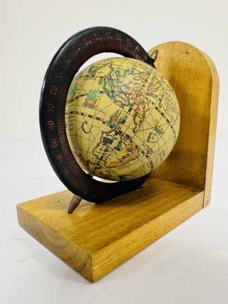 Lote #082 - Globo terráqueo con soporte de madera - 9x14x14,5cm