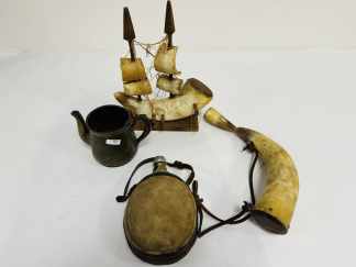 Lote #084 - Cantimplora de metal forrada en tela con asas de cuero, cantimplora de guampa con asa de cuero, jarrito de plata y barco en madera y guampa