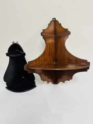 Lote #087 - Dos estantes de estilo en madera - 17x35x27x58cm