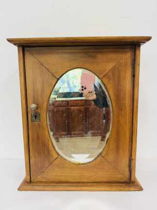 Lote #133 - Botiquín de pared para baño en madera con espejo oval biselado - 44x22x51cm