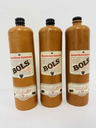 Lote #134 - Tres porrones de gress de ginebra holandesa, 1 litro de capacidad, Erven Lucas Bols, Amsterdam - 31cm