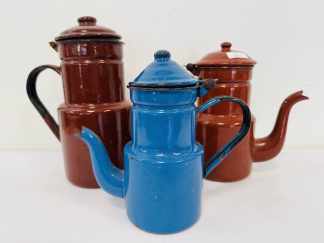 Lote #136 - 3 cafeteras esmaltadas - 24,5cm y 20cm