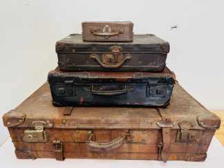 Lote #140 - 4 valijas antiguas en cuero y cartón - 71x42x20cm - 45x30x15cm - 41x26x11cm - 21x12x7cm