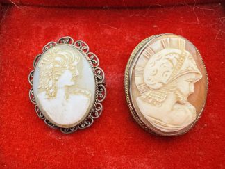 Lote #145 - Dos prendedores en caja - 3x3,5cm y 2,5x3,3cm