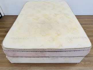 Lote #032 - Sommier con colchón de resortes tamaño estándar - 140x190x53cm 30 cm de alto del colchón. El box no trae patas