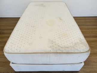 Lote #033 - Sommier con colchón de resortes plaza y media - 120x200x57cm 33 cm alto del colchón. El box no trae patas