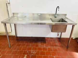 Lote #100 - Mesada en Ac/Inox con bacha y grifería - 284x70x85cm, bacha = 40x50x30cm (tiene Lote #100 - Mesada en Ac/Inox con bacha y grifería - 284x70x85cm, bacha = 40x50x30cm (tiene movimiento)