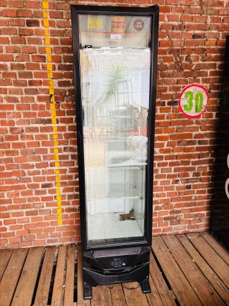 Lote #110 - Botellero refrigerado ¨CRIOTEC¨ -  54x54x205cm