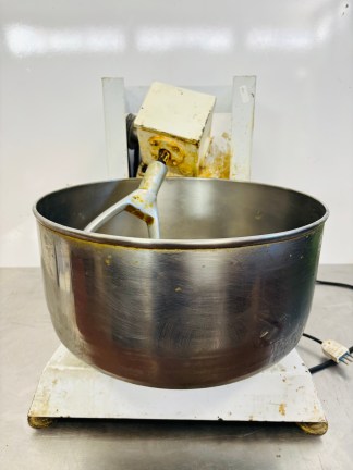 Lote #142 - Amasadora de uso comercial eléctrica monofásica - 10Kg (aprox)  - tacho = 40x22cm de altura