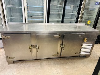 Lote #160 -  Bajo mostrador en Ac/Inox refrigerado de 3 puertas - 238x66x90cm