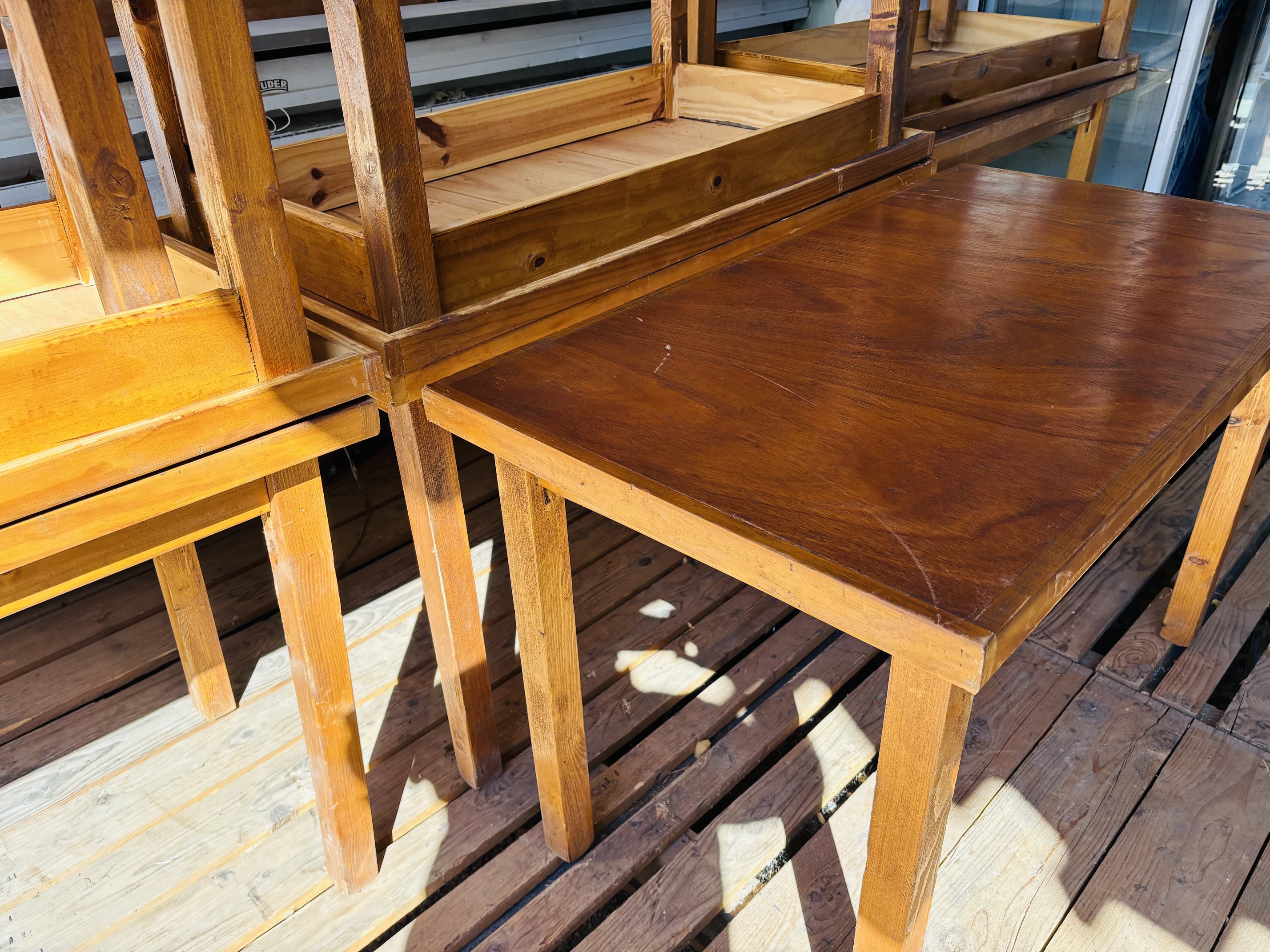 Lote #164A - Cinco mesas grandes de bar en pino - 120x65x75cm - Imagen 4