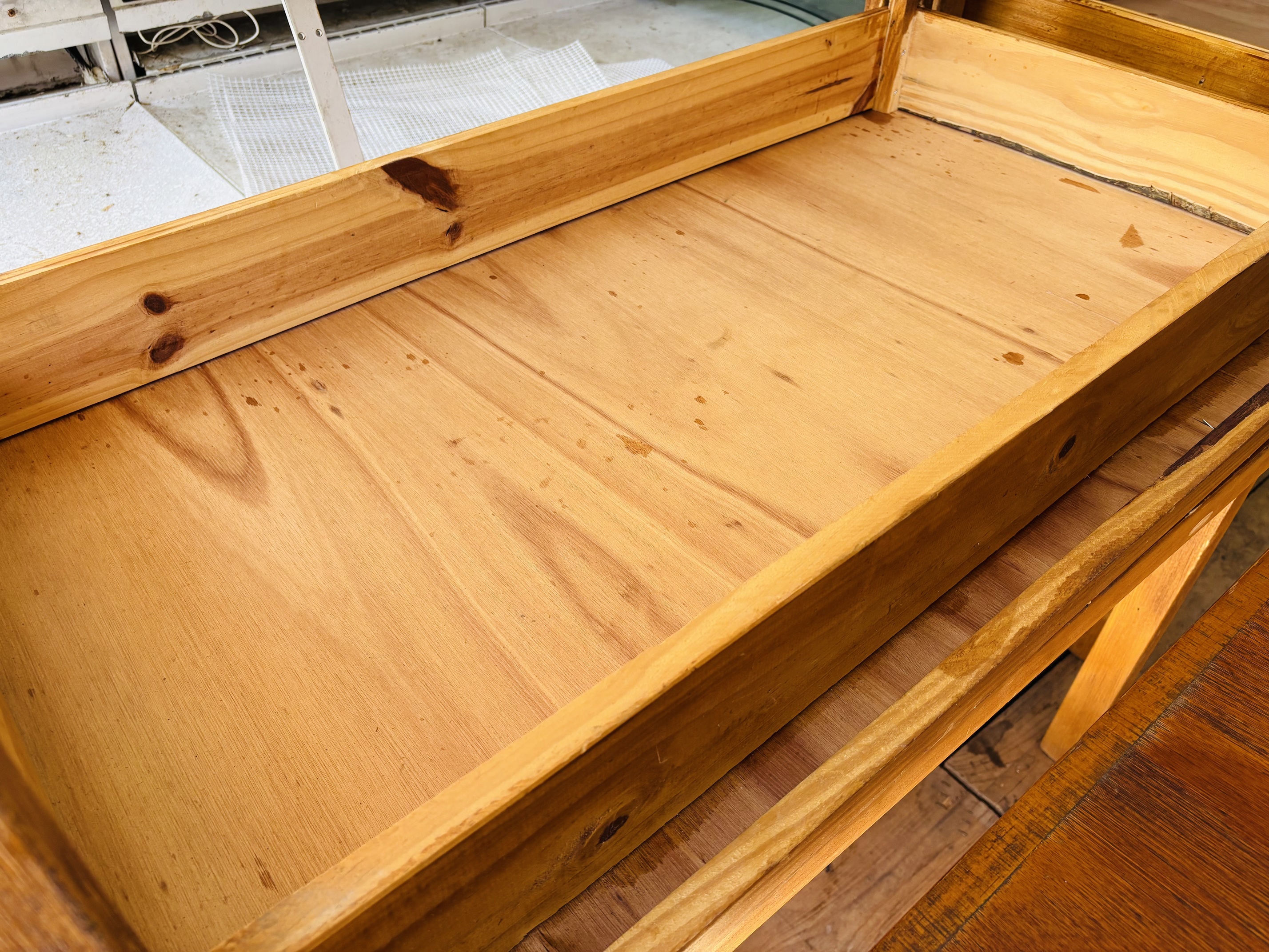 Lote #164A - Cinco mesas grandes de bar en pino - 120x65x75cm - Imagen 5