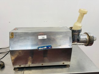 Lote #150 - Maquina de picar carne ¨Morelli¨ eléctrica monofásica, calibre 32 - 70x25x33cm