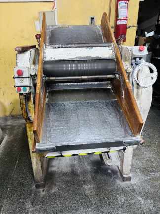 LOTE #002 - Sobadora industrial trifásica con rodillo de 60cm (motor nuevo) en uso actualmente