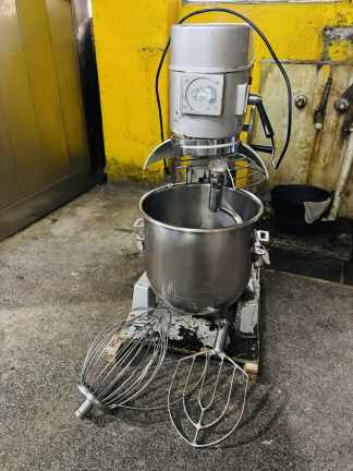 LOTE #004 - Amasadora / Batidora ¨KUMA¨ - 30 Lts ( monofásica)