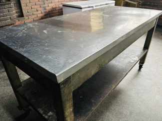 LOTE #005 - Mesa de trabajo en chapa con tapa forrada en Ac/Inox - 200x90x103cm