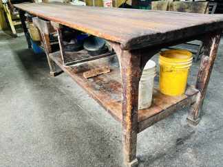 LOTE #006 - Torno en madera maciza con estante inferior (detalles de años a la vista) - 394x100x90cm