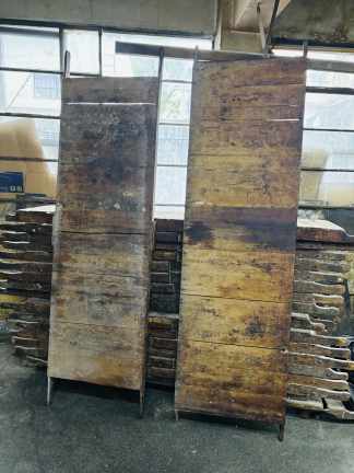 LOTE #011 - 18 Barcas de panadería en madera (con detalles y posibles faltantes de tablas)
