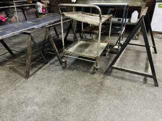 LOTE #012 - Cuatro caballetes de hierro + 2 carros + tapa de Ac/Inox