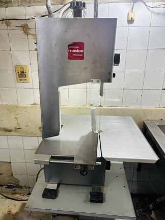 LOTE #014 - Sierra sin fin ¨Medoc¨ trifásica de sobremesa (incluye la base) en uso actualmente - 55x55x95cm