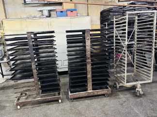 LOTE #022 - Tres gavillares rodantes + 50 latas - 110x60x165cm (2 unidades) y 67x62x192cm