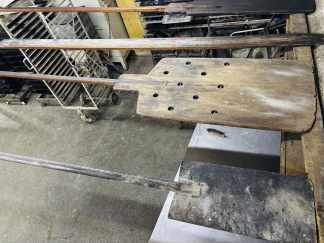 LOTE #023 - Cuatro palas de horno (3 de madera pino brasil y una de chapa para leña)