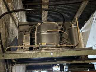 LOTE #025 - Equipo completo de cámara de frío positivo para un espacio de 170x300cm, incluye la puerta de Ac/Inox (para desinstalar por cuenta del comprador) en uso actualmente