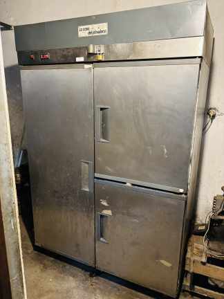 LOTE #027 - Cámara de frío positivo en Ac/Inox ¨La casa del Panadero¨con 3 puertas (en uso actualmente) - 138x77x210cm