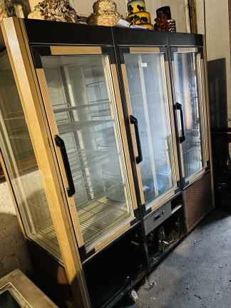 LOTE #031 - Vitrina refrigerada 4 caras con 3 puertas (no enfría) - 182x70x184cm